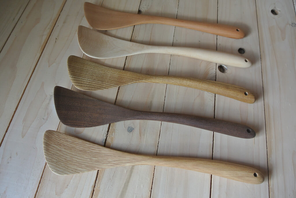 北海道産木材を組み合わせて制作した小西木材の木製ブローチ