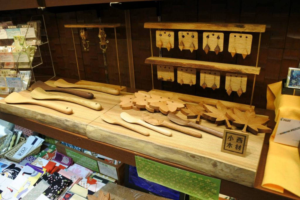 新千歳空港 国際線 小笠原商店さんで木工小物の取り扱い